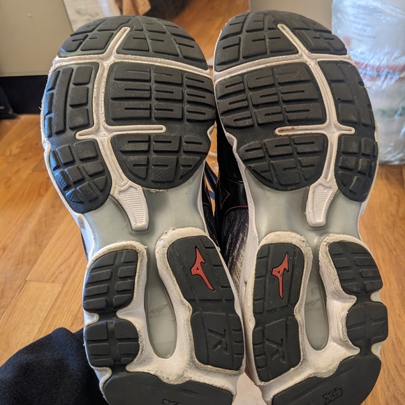 Mizuno Black Sneakers men's size 10.5 - Picture 5 of 6